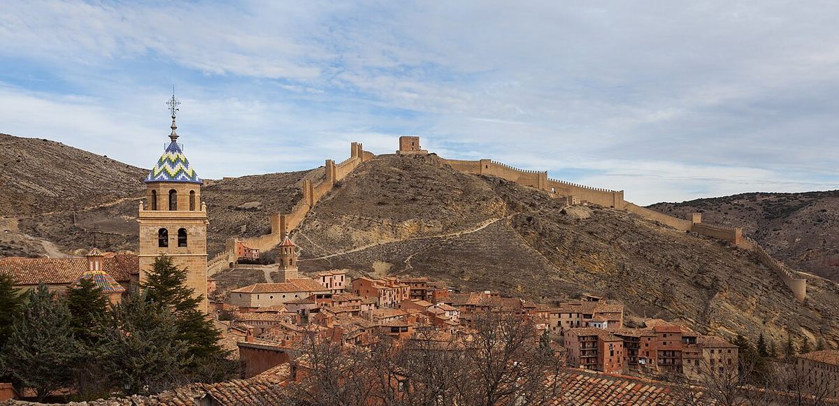 Albarracín con su muralla subiendo por el cerro y la torre de la catedral