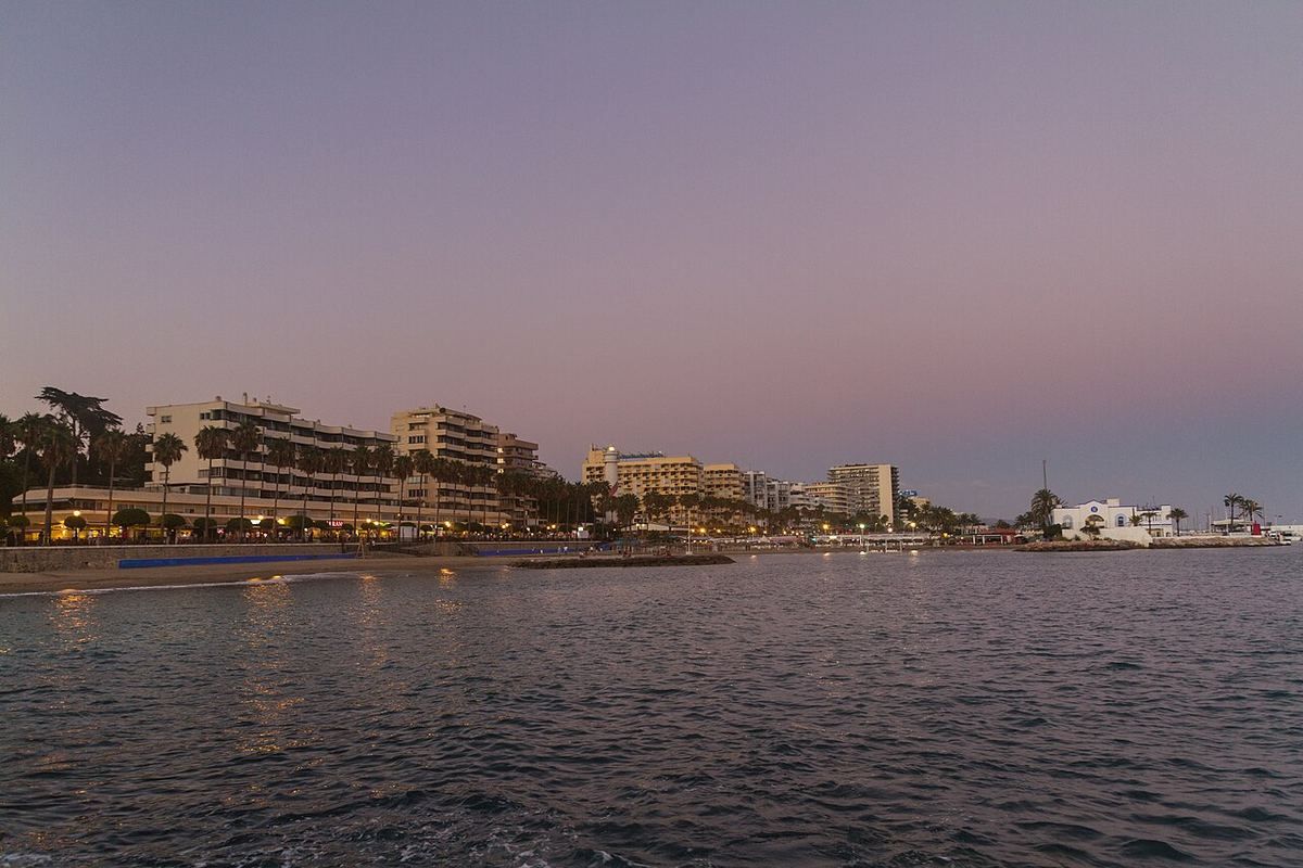 Paseo marítimo de Marbella al anochecer con el cielo malva sobre el mar