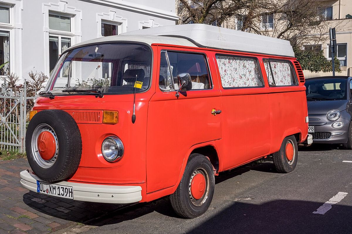 Furgoneta camper clásica de color rojo aparcada en una calle