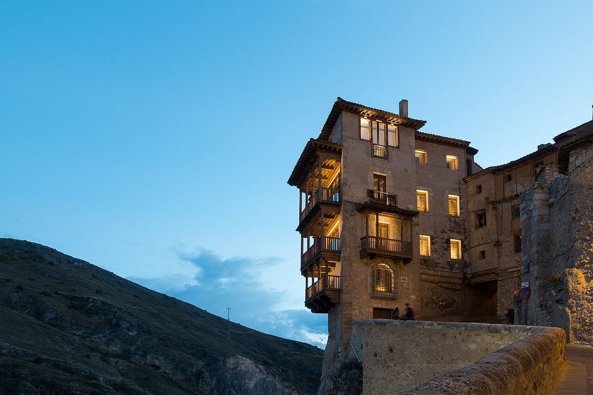 Casas colgadas de Cuenca sobre la hoz del Huécar al atardecer