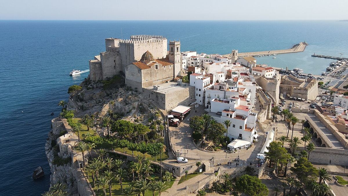Vista aérea del castillo de Peñíscola sobre su península rocosa y el puerto