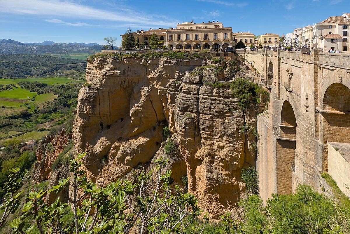El Puente Nuevo de Ronda sobre el Tajo con el valle al fondo