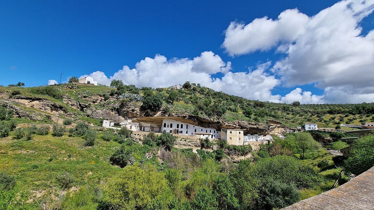 Casas blancas de Setenil de las Bodegas entre vegetación y roca