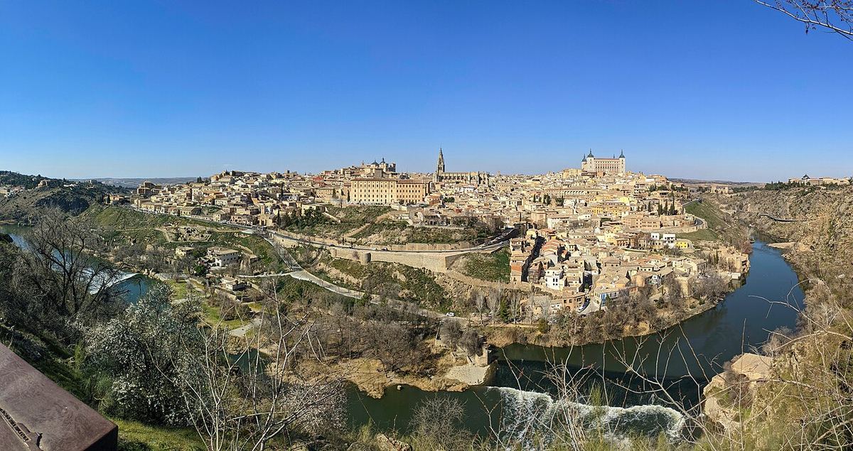 Panorámica de Toledo rodeada por el meandro del río Tajo