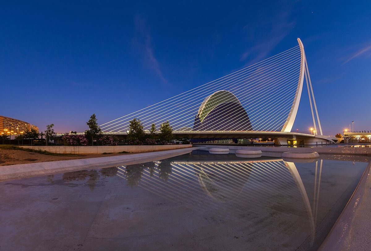 Puente y edificio del Ágora en la Ciudad de las Artes y las Ciencias de Valencia al anochecer